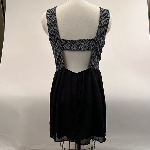 Guess‎ Black Dress with Wave Sequin Pattern Size XL - Picture 2 of 5